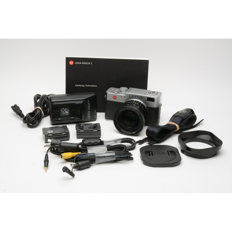 Leica Digilux 2 5MP Digital Point&Shoot, 2batts+charger+hood+cap, Nice! *Read