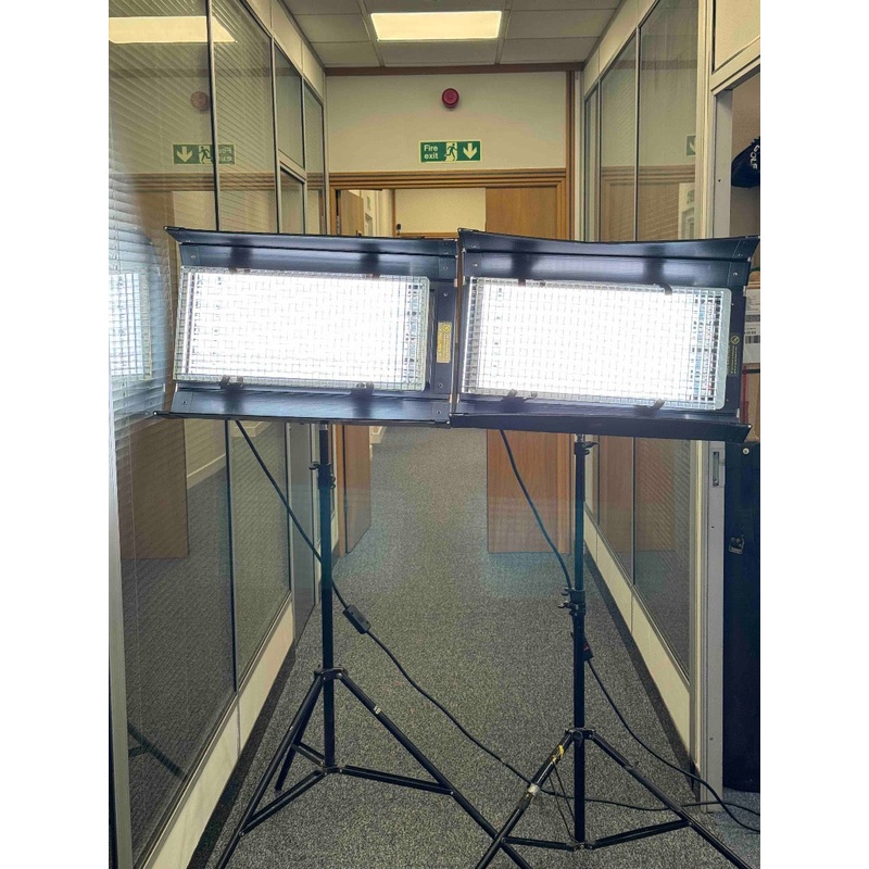 USED Kino Flo KIT D42-230 DIVA-LITE 400 Universal Two Fluorescent Light Flight Case Kit (AS NEW CONDITION)