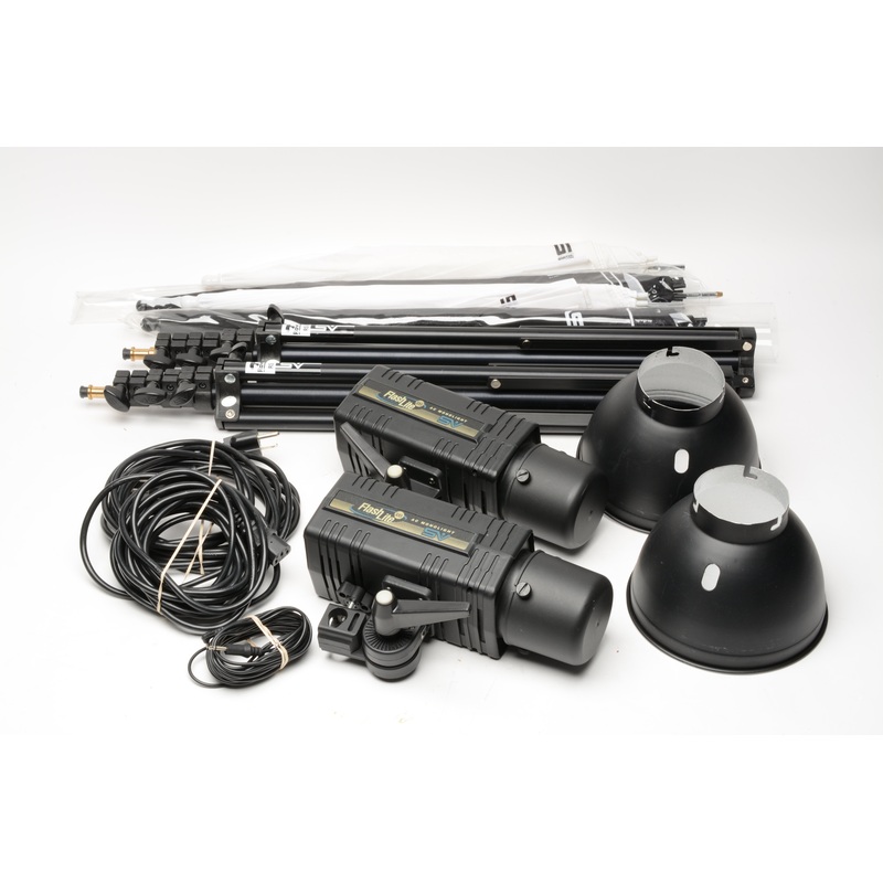 2X Smith Victor 300i AC Monolight 300 watt/sec. Kit, case, reflectors, stands+umbrellas